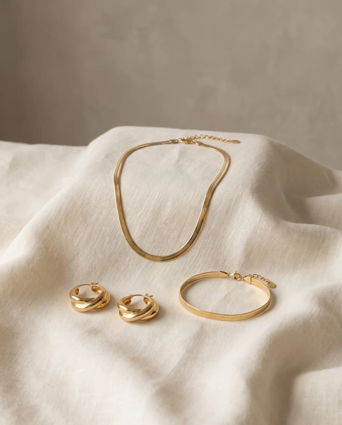 Una selección de joyas doradas sobre lino